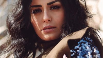 منة فضالي ترد على منتقديها بسبب الشيشة: هو عيب أنا حرة(صور)