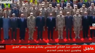 السيسي يلتقط صورة تذكارية مع العاملين بمحور روض الفرج وكوبري تحيا مصر