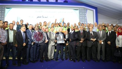 تسليم شهاد موسوعة جينيس العالمية لكوبري تحيا مصر بمحور روض الفرج