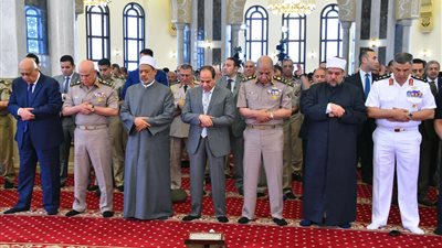 الرئيس السيسي يؤدي صلاة الجمعة بمسجد المشير.. ويجتمع بقادة القوات المسلحة