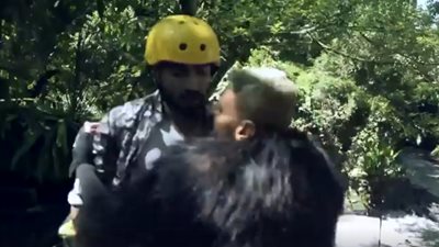 رد فعل الفنان محمد الشرنوبي بعد مقلب “رامز في الشلال” (فيديو)