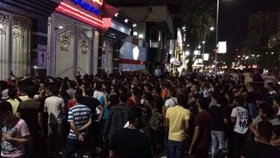 جمهور الزمالك يتوافد بكثافة على النادي لشراء تذاكر نهائي الكونفدرالية