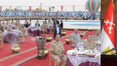 القائد العام للقوات المسلحة يتناول الإفطار مع مقاتلي المنطقة الغربية العسكرية 