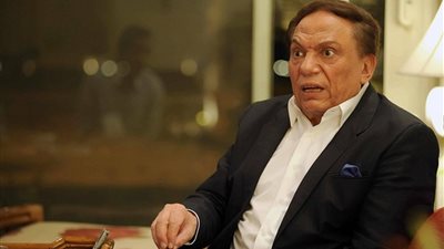 داعية سلفى يطالب بمصادرة أعمال الفنان عادل إمام