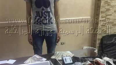 ضبط شخص استولى على بيانات بطاقات الدفع الإلكتروني لمواطنين واستخدمها للنصب