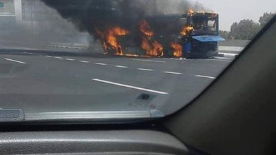 اشتعال النيران في أتوبيس نقل عام بمحور المشير (صور)