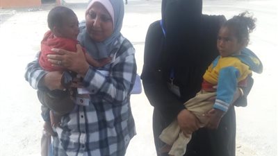 التضامن: إنقاذ طفلتين من الموت بسبب التسول بهما في درجات الحرارة المرتفعة (صور)