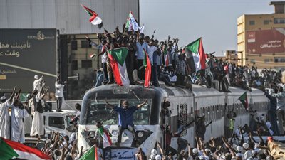 سودانيون يرفعون سقف المطالب.. ويؤكدون أن لديهم وسائل سلمية للتصعيد لم تستخدم