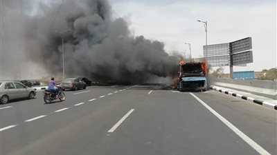 أول فيديو لاشتعال النيران في أتوبيس هيئة نقل عام بمحور المشير