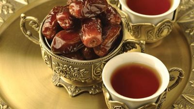“التمر والقهوة”.. دليلك لأداء التمارين الرياضية بعد الإفطار في رمضان (صورة)