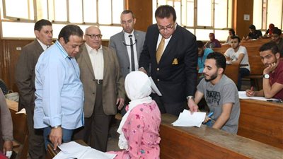 وزير التعليم العالى يتفقد سير أعمال الامتحانات بجامعة عين شمس