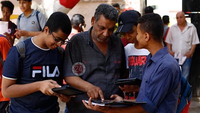طلاب أولى ثانوى يؤدون امتحان الفلسفة والمنطق على “التابلت” وورقيا
