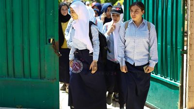 طلاب أولى ثانوى يؤدون امتحان الفيزياء إلكترونيا على التابلت