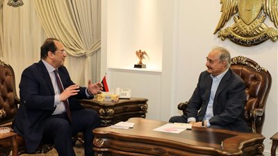 تفاصيل لقاء اللواء عباس كامل والمشير خليفة حفتر (صور)