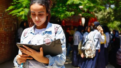 طلاب الصف الأول الثانوي يؤدون امتحان التاريخ إلكترونيًا