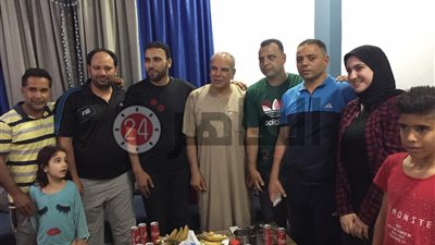 خاص.. والدة محمد صلاح: “توتنهام كان راكب الماتش لحد ما قريت سورة يس” (صور)