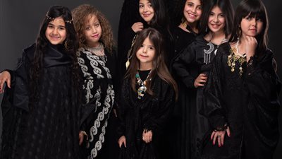 بعيداً عن الإسدال .. عبايات صلاة العيد على الطراز الخيلجي لك ولابنتك (صور)