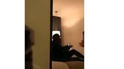 شاهد.. لقطات جديدة تظهر نيمار مع الفتاة المتهم باغتصابها داخل فندق (فيديو)