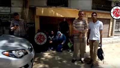 بكاء ودعاء وقرآن.. أمهات طلاب الثانوية العامة يفترشن الأرض أمام المدارس (فيديو)