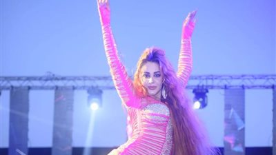  الفنانة الاستعراضية “أوكسانا” تشعل حفل «rai club» بالساحل الشمالي
