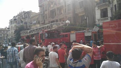 الحماية المدنية تسيطر على حريق بمخلفات امتد لـ3 عقارات بمصر الجديدة (صور)