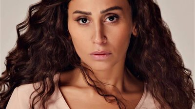 موقف إنساني من دينا الشربيني مع شاب في السفارة يشعل السوشيال ميديا (صورة)