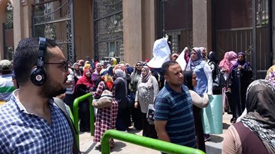 للتثبيت وتطبيق الحد الأدني.. تظاهر العاملين بمشروع التغذية المدرسية أمام الزراعة (فيديو)