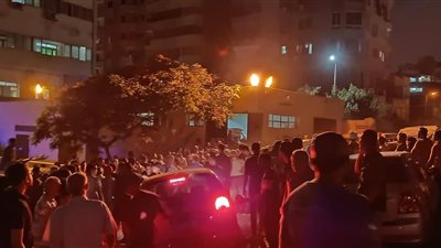 تجمهر أهالي ضحايا حادث الأوتوستراد أمام مستشفى حلوان لتأخر تصاريح الدفن