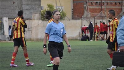 درصاف القنواطي أول سيدة تدير مباراة للرجال في تونس بين الترجي والبنزرتي