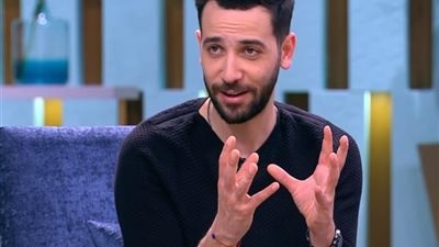 على طريقة محمد صلاح.. كريم قاسم يدعم المنتخب بـ”اليوجا” (صورة)