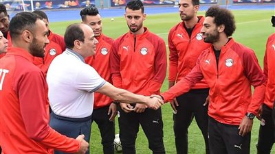 مطالبًا اللاعبين ببذل أقصى جهد.. السيسي يزور معسكر المنتخب صباح عيد ميلاد صلاح (صور)