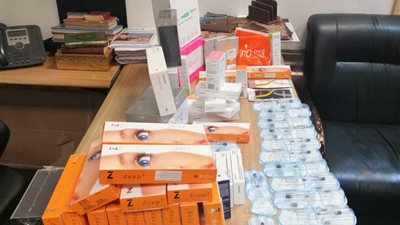 جمارك برج العرب تضبط محاولة تهريب كمية من الأدوية ومستحضرات التجميل (صور)