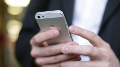 “داء الآيفون”.. احذر هاتفك يصيبك بمرض خطير تعرف عليه!