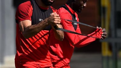 شاهد.. هدية غامضة من محمد صلاح لنابي كيتا  (صورة)