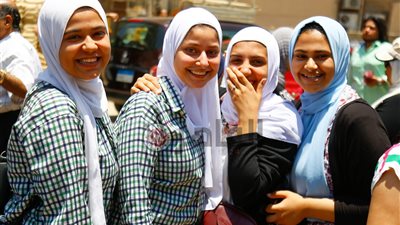 الفلسفة والديناميكا ترسم البسمة على وجوه طلاب الثانوية العامة وتباين حول الأحياء