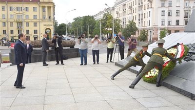 السيسي يضع إكليلاً من الزهور على قبر الجندي المجهول بالعاصمة البيلاروسية مينسك