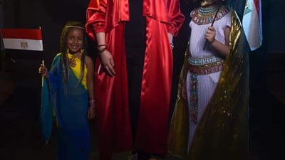 مصممة أزياء تطرح “عبايات” لتشجيع المنتخب في أمم إفريقيا (صور)