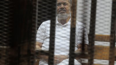أبرزهم التخابر والهروب من السجن.. القضايا التي كان يحاكم فيها محمد مرسي
