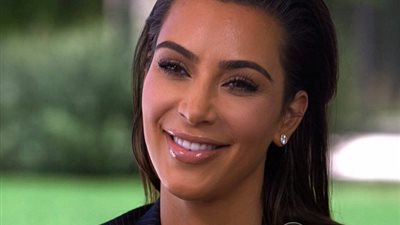 كيم كارداشيان بإطلالة محتشمة في البيت الأبيض والسبب! (فيديو)