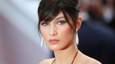 بعدما أثارت غضب السعوديين والإماراتيين.. عارضة الأزياء العالمية بيلا حديد تعتذر (صور)