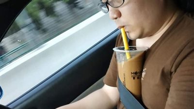 تحدي شرب الشاي دون الاستعانة باليدين ينتشر بين الفتيات تعرف على حكايته(فيديو)