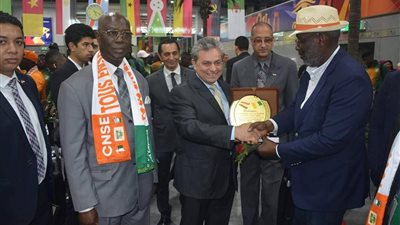 سفير كوت ديفوار يستقبل بعثة الأفيال بمطار القاهرة