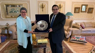 محسن عادل يكرم “مني زوبع” رئيس هيئة الاستثمار السابق (صور)