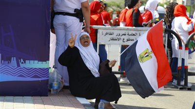 بعلم مصر وهتافات للجيش والشرطة.. “أم اشرف” أكبر مشجعة لمصر في ستاد القاهرة (فيديو)