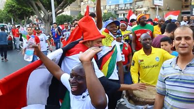 بالرقص والمزمار.. الجماهير المصرية تستقبل مشجعي زيمبابوي أمام ستاد القاهرة (فيديو)