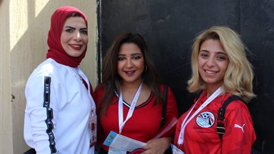 شاهد حشد نسائي في محيط ستاد القاهرة لتشجيع منتخب مصر في افتتاح أمم إفريقيا (فيديو)