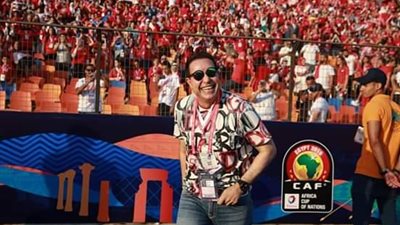 حكيم يداعب الجماهير قبل حفل افتتاح كأس الأمم الإفريقية (صور)