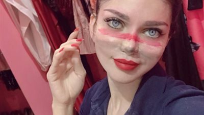 ياسمين الخطيب تدافع عن لاعب الأهلي السابق : أبو تريكة أيقونة مصرية (صورة)