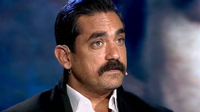 شاهد أمير كرارة أثناء إلقاء النشيد الوطني مع ابنه سليم في افتتاح الأمم الإفريقية (فيديو)