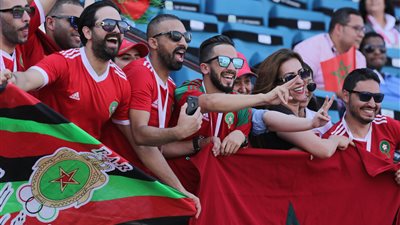 شاهد استقبال الجماهير المغربية للاعبي أسود الأطلس قبل مواجهة ناميبيا (صور)